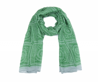 Zelený šátek Intrigue s batikovým motivem